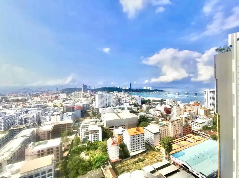 The Base Central Pattaya Quiet King-Bed With Infinity Pool & Free Netflix! Bagian luar foto