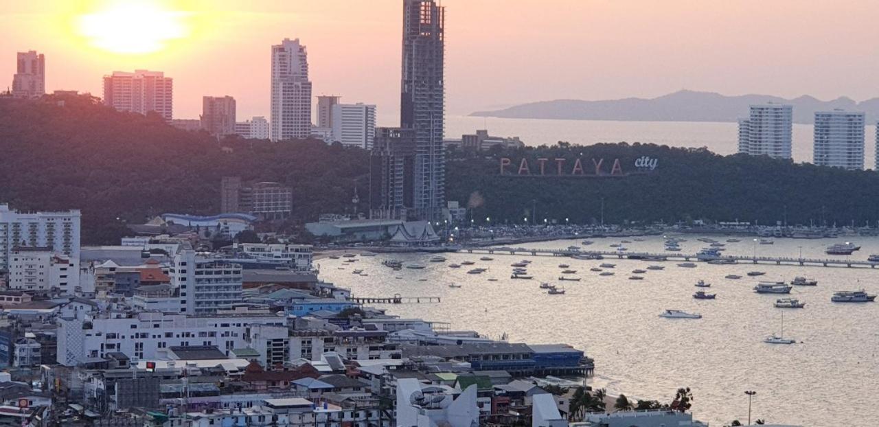 The Base Central Pattaya Quiet King-Bed With Infinity Pool & Free Netflix! Bagian luar foto