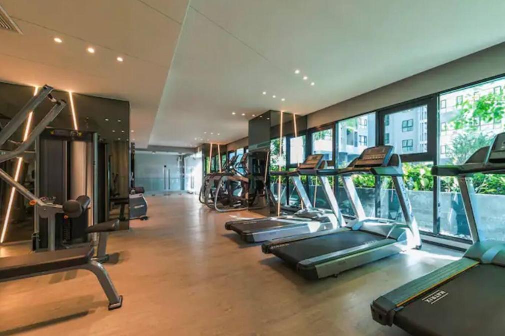 The Base Central Pattaya Quiet King-Bed With Infinity Pool & Free Netflix! Bagian luar foto