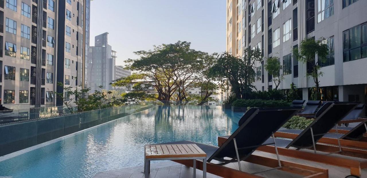 The Base Central Pattaya Quiet King-Bed With Infinity Pool & Free Netflix! Bagian luar foto